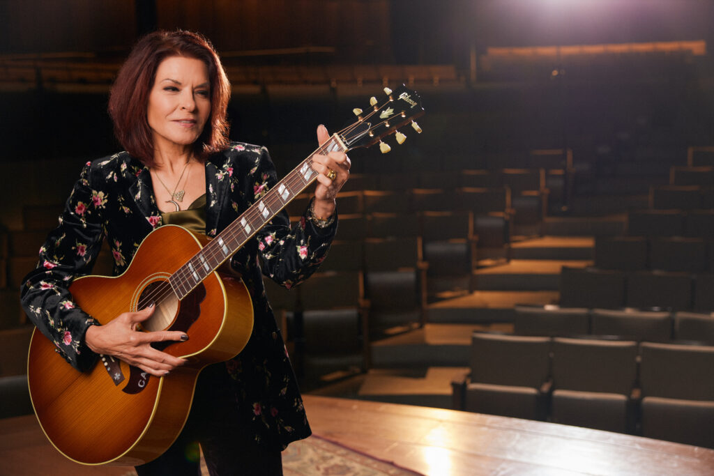 Rosanne Cash con su Gibson J-185