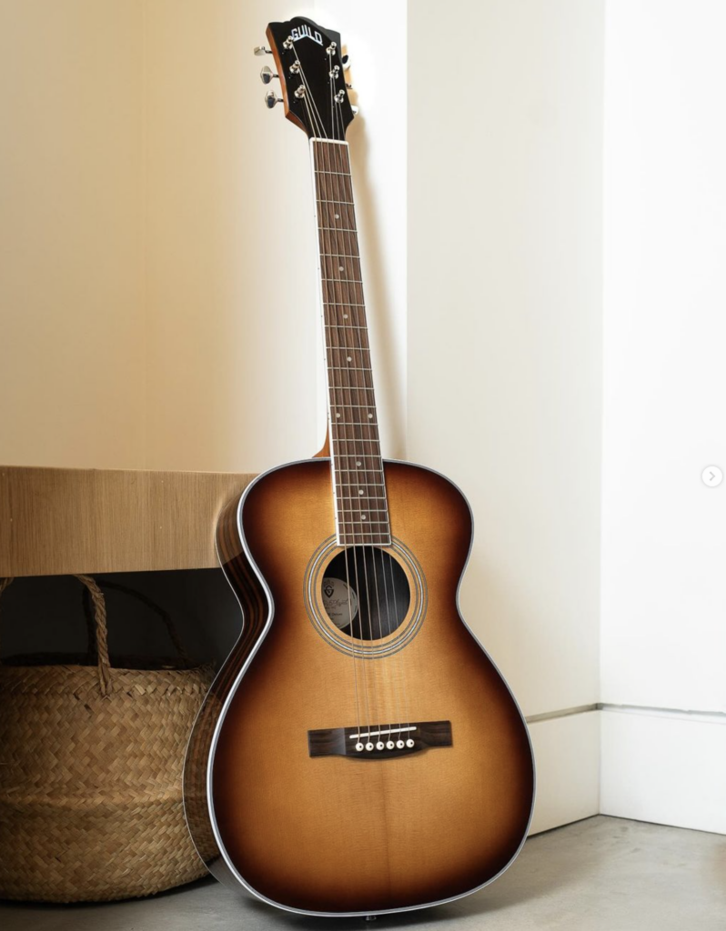 Guild M-260E Deluxe 