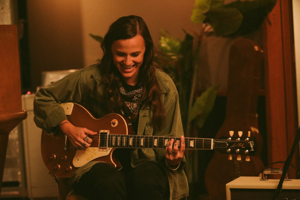 Emily Wolf con Gibson Mary Ford LP Standard