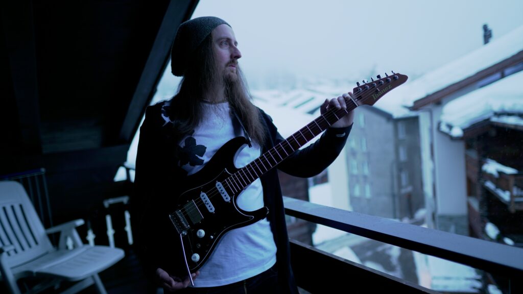 Jack Gardiner con su Ibanez