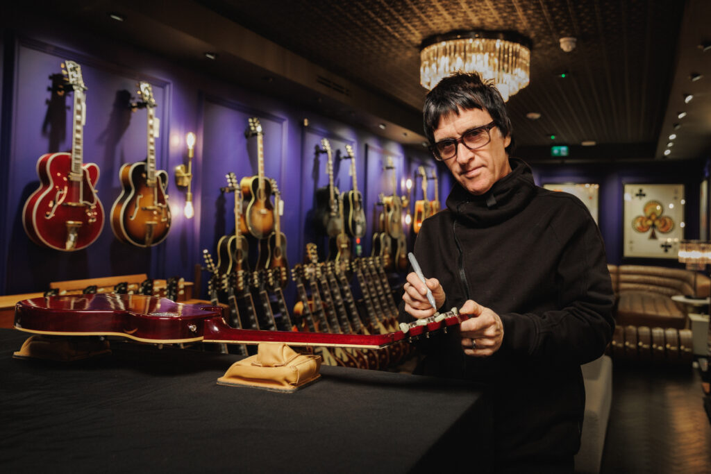 Johnny Marr firmando una Gibson '84 Les Paul Standard